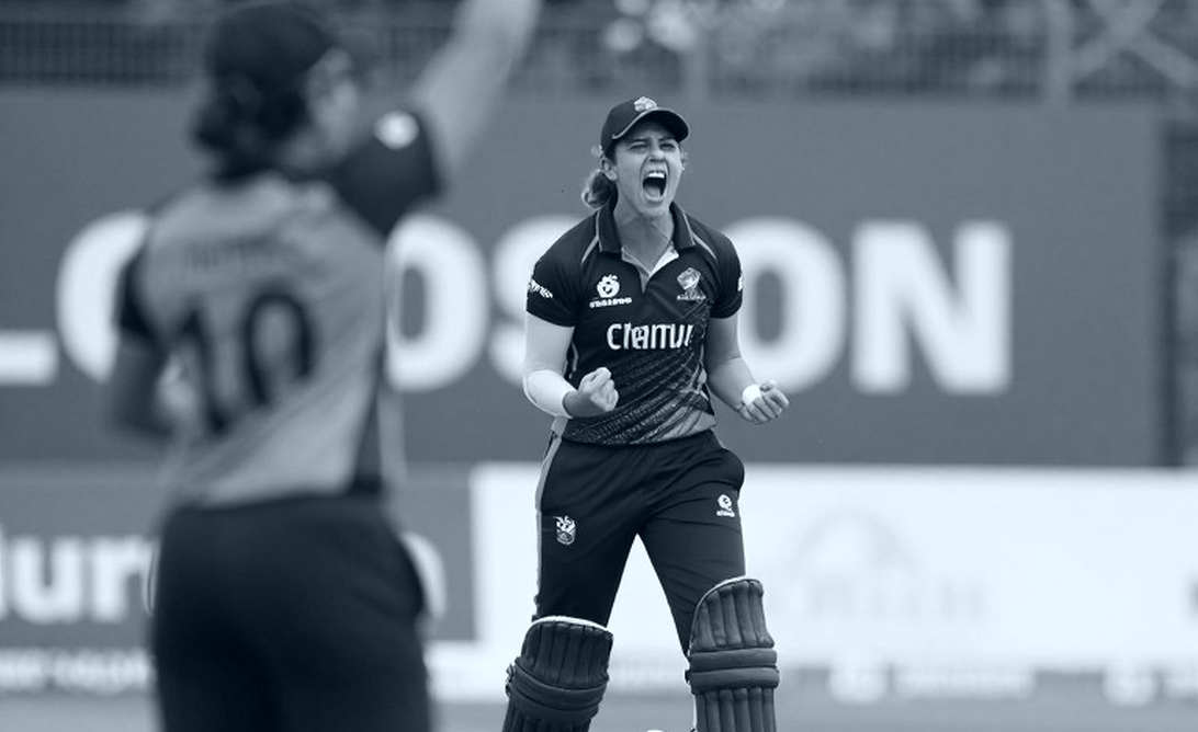ছাব্বিশ বছর পরও যে প্রশ্নটা থেকে যায়: ল্যাঙ্কাশায়ার কেন সতেরো গড়ের বোলারকে ছেড়ে দিল